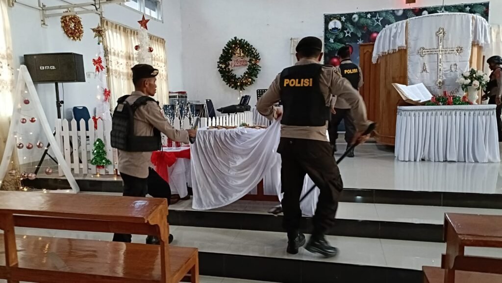 Anggota kepolisian mengecek gereja di Baubau jelang perayaan natal 2023.