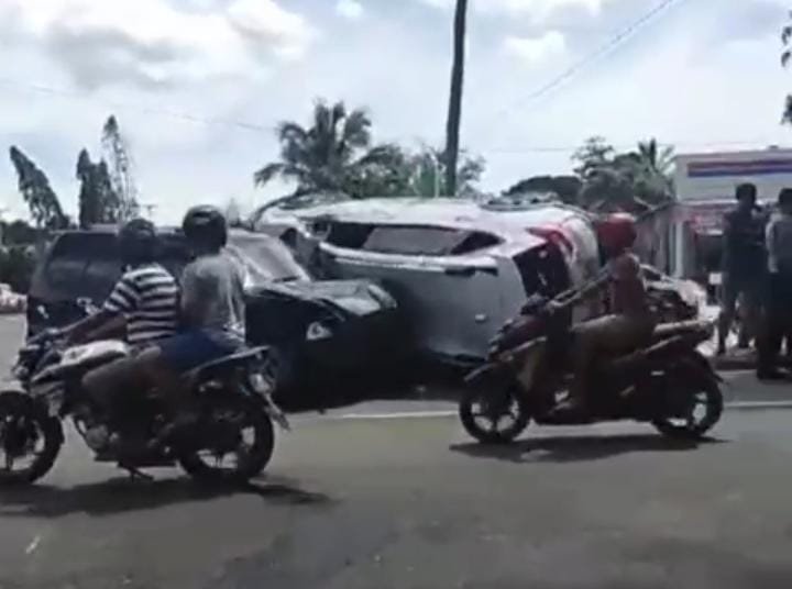 Mobil Kadis Kesehatan Konawe Terlibat Kecelakaan, Korban Dilarikan ke Rumah Sakit Mobil Kadis Kesehatan Konawe Terlibat Kecelakaan, Korban Dilarikan ke Rumah Sakit