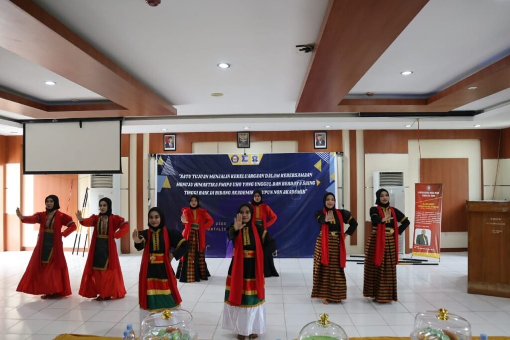 Tari empat etnis pada dies natalis ke-16 Program Studi (Prodi) D3 Statistik Universitas Halu Oleo (UHO) Kendari.