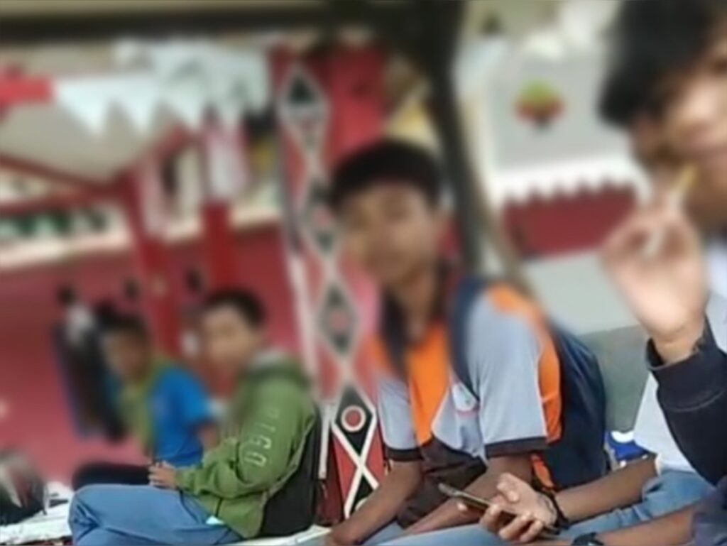 Para pelajar yang terciduk bolos sekolah dan asyik merokok di Jalan Mekar, Kendari.
