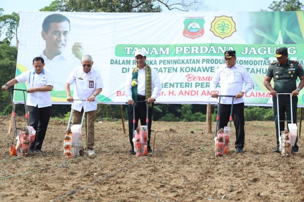 Amran Sulaiman saat melakukan penanaman jagung perdana di Konut.