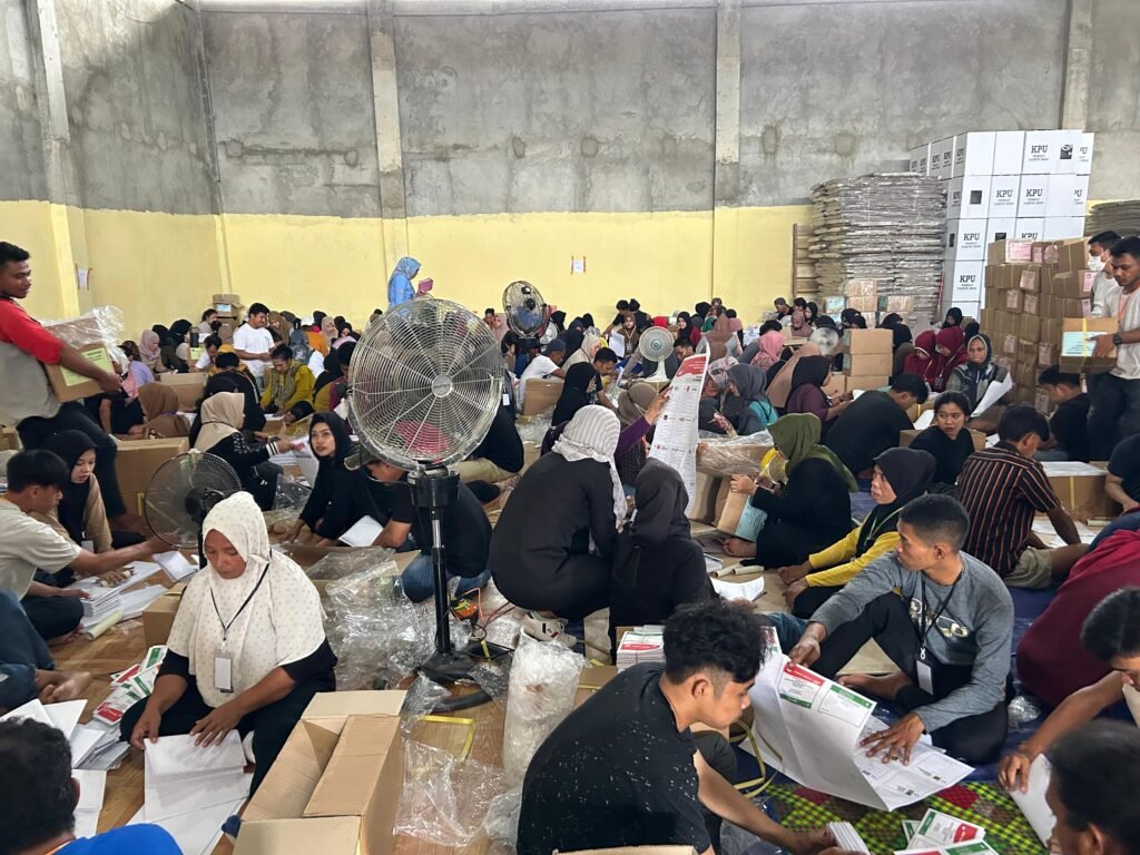 Proses pelipatan surat suara di Gudang KPU Kota Kendari.