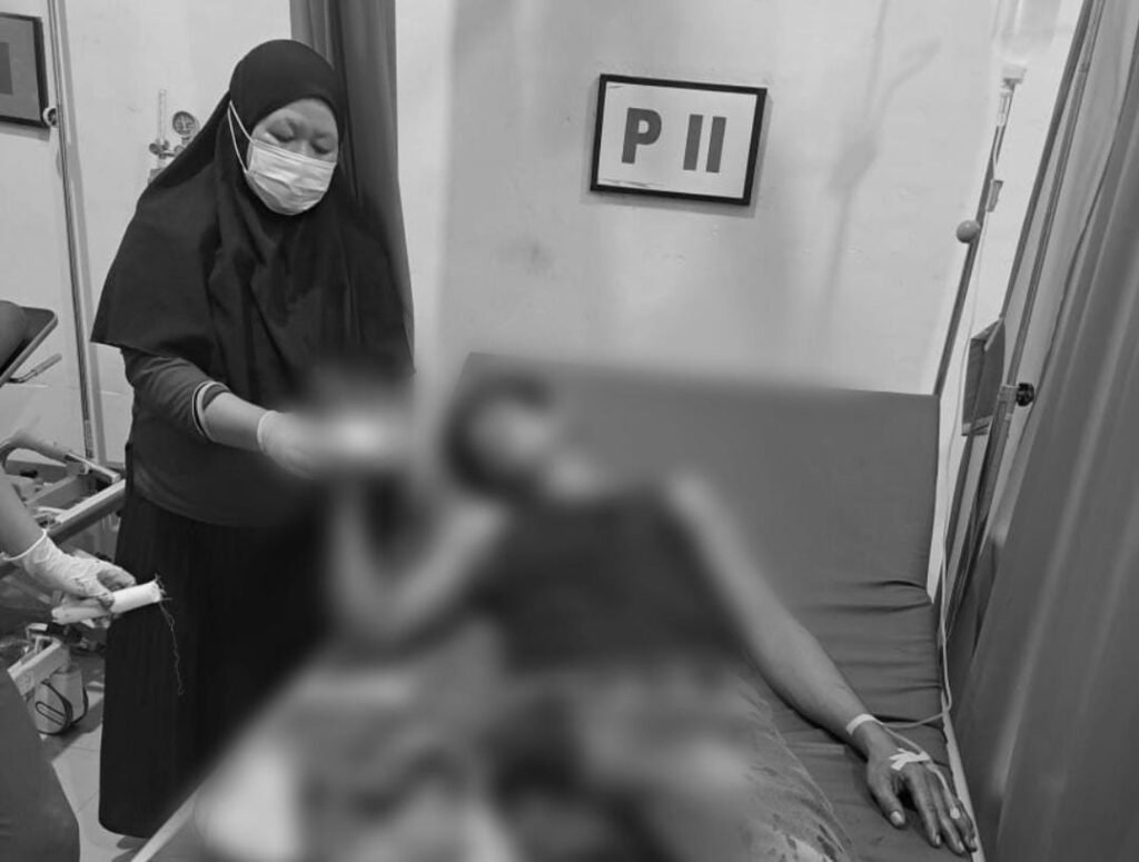 Korban penganiayaan berinisial AS (29) menjala perawatan medis di Puskesmas Pomalaa.