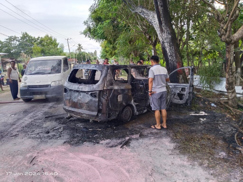 Mobil Wuling terbakar di depan SPBU Watubangga, Kabupaten Kolaka, Sulawesi Tenggara (Sultra).