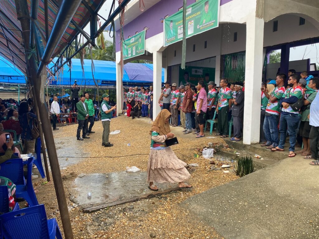 Ketua DPW PPP Sultra, Andi Sumangerukka atau ASR, melakukan kampanye di Kecamatan Lambandia, Kabupaten Kolaka Timur (Koltim), Sulawesi Tenggara (Sultra).