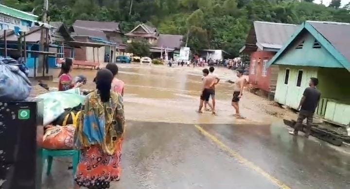 Warga Desa Ulu Konaweha, Kecamatan Samaturu, Kabupaten Kolaka, Sulawesi Tenggara (Sultra) menyelamatkan barang berharga dari terjangan banjir.