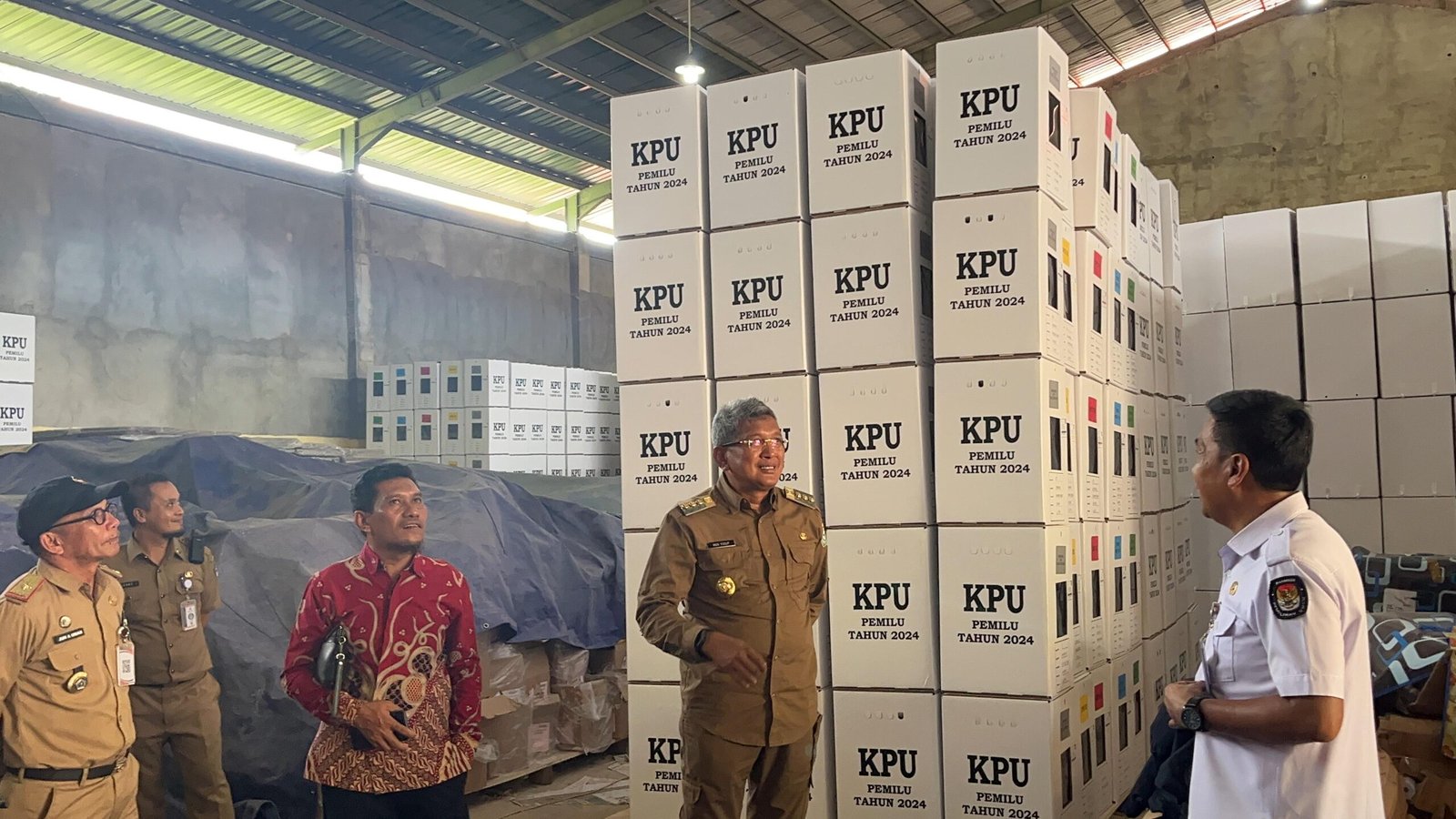 Pj. Wali Kota Tinjau Gudang KPU Kota Kendari, Imbau Waspada Banjir Pj. Wali Kota Tinjau Gudang KPU Kota Kendari, Imbau Waspada Banjir