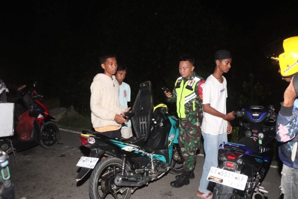 Personel gabungan melakukan patroli di kawasan Pantai Batbat, Kota Kendari, Sulawesi Tenggara (Sultra).