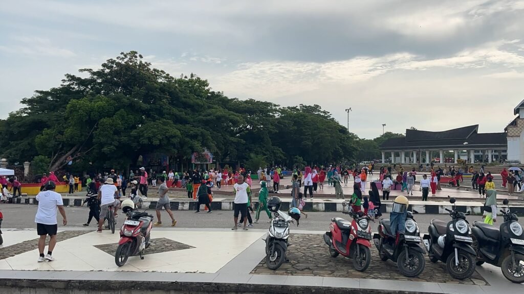 Suasana kawasan Eks MTQ yang ramai dijadikan tempat olahraga oleh masyarakat Kendari.