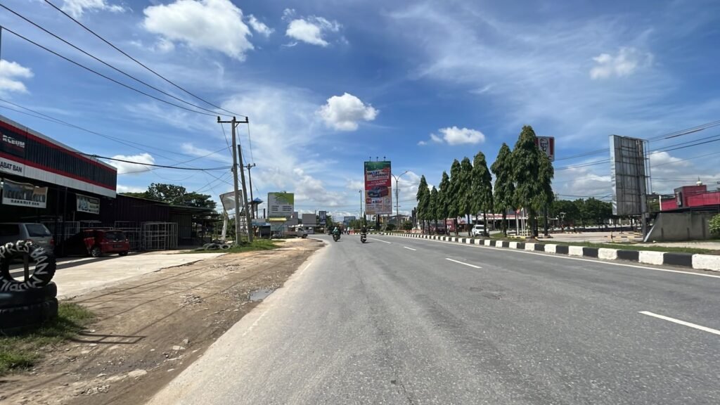 Landscape Kota Kendari tanpa APK parpol di Jalan Edi Sabara.