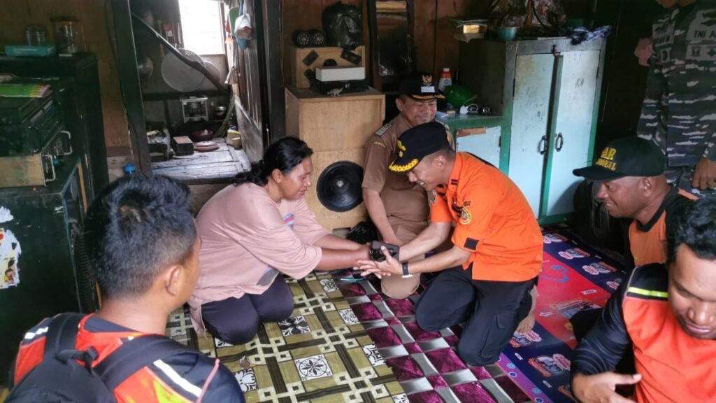 Tim SAR melakukan koordinasi bersama keluarga korban nelayan bernama Dusman (56) yang hilang di perairan Kabupaten Buton, Sulawesi Tenggara (Sultra).