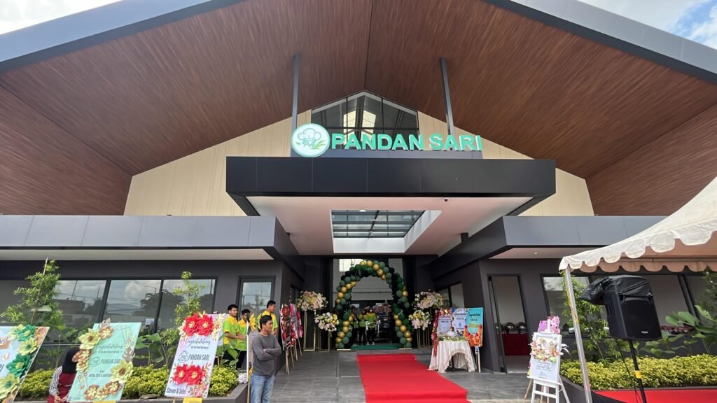 Tampak depan toko kedua Pandan Sari di Jalan Pangeran Antasari, Kelurahan Anduonohu, Kecamatan Poasia, Kota Kendari, Sulawesi Tenggara (Sultra). 