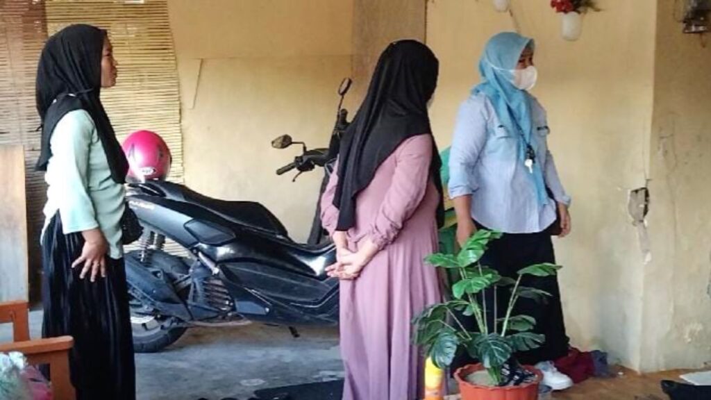 Sejumlah mak-mak yang mendatangi rumah ibu bhayangkari di Kendari, perkara dugaan penipuan modus arisan online.