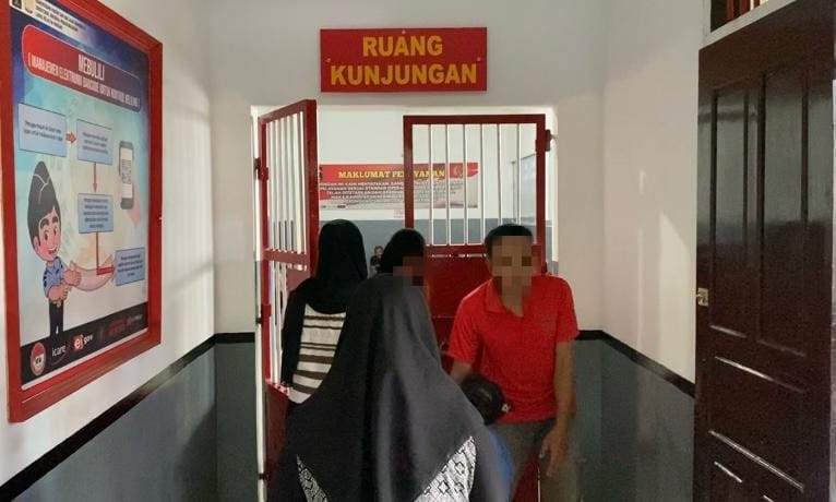 Pembesuk menemui kerabatnya dalam Lapas Kelas IIA Kendari.