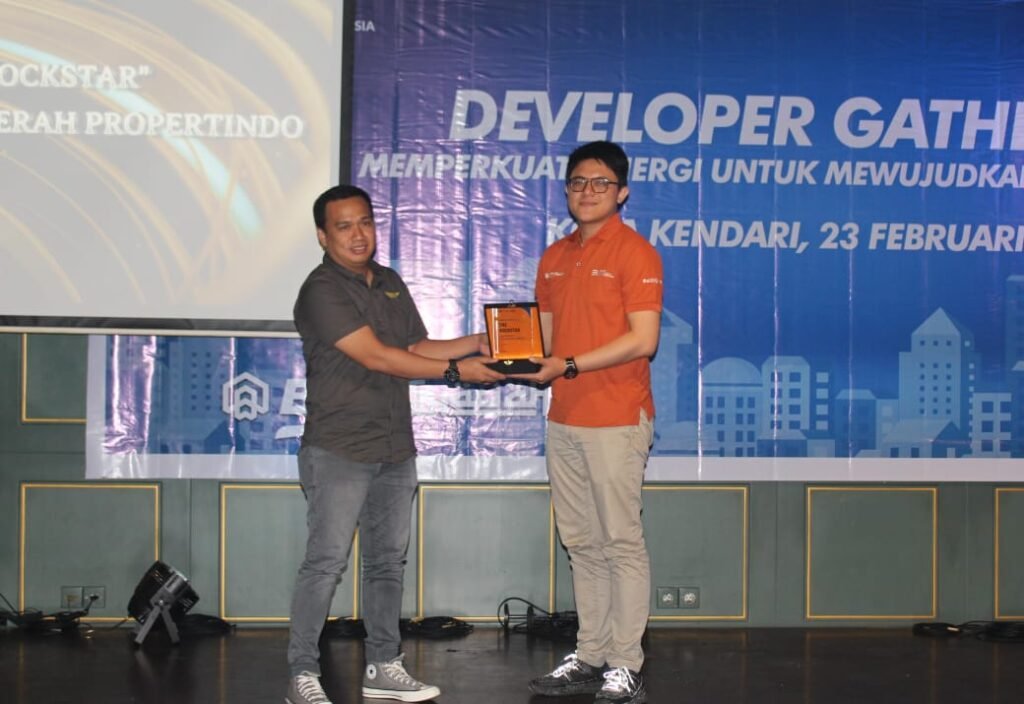 Penyerahan penghargaan pihak BTN Syariah Kendari kepada salah satu developer.
