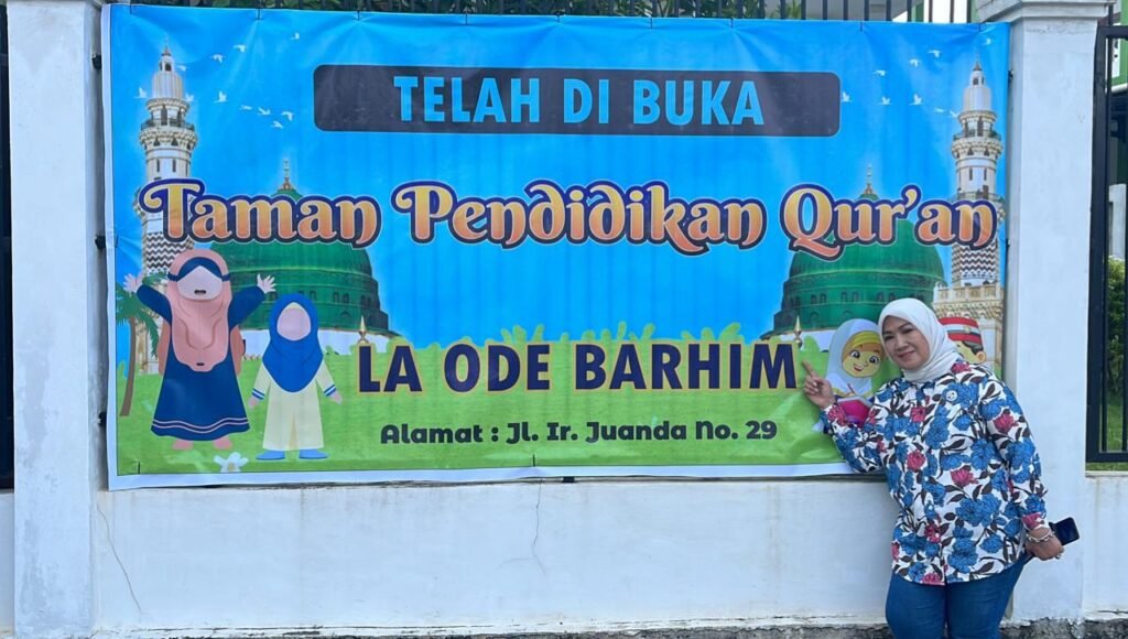 Istri La Ode Barhim, Nuraini Barhim, saat berada di depan TPQ La Ode Barhim di Kabupaten Muna, Sulawesi Tenggara (Sultra).