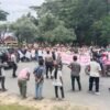 Ratusan Massa Geruduk Kantor PN Muna saat Sidang Perdana Kasus Kades Lagasa