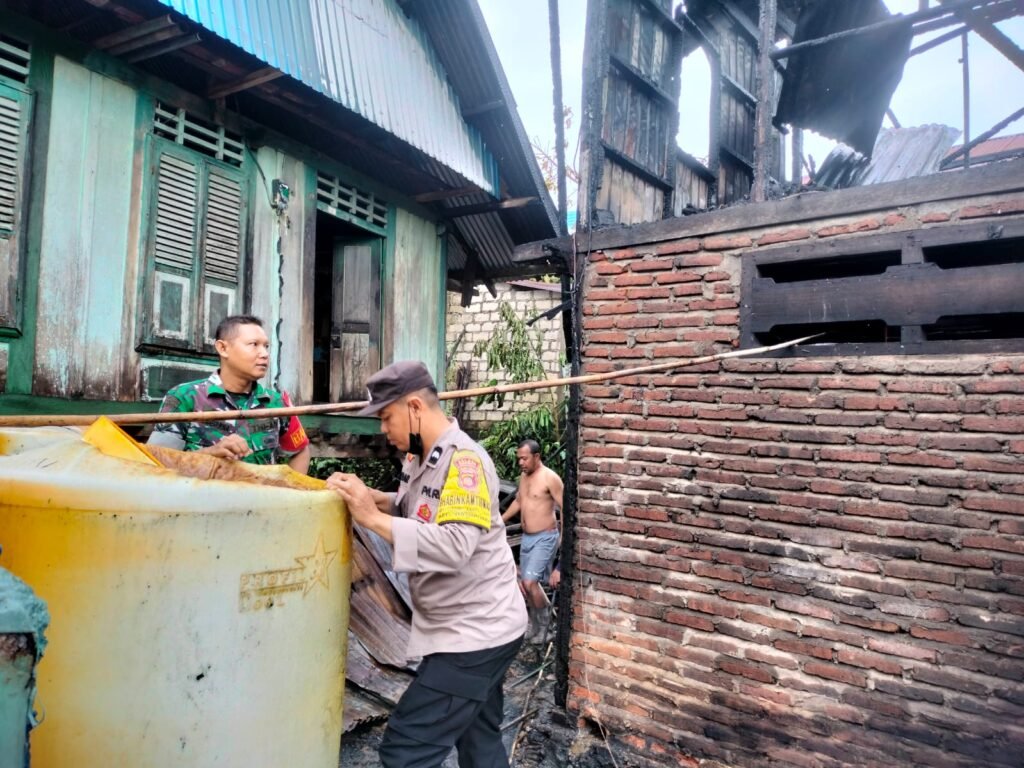 Polisi bersama warga berjibaku membantu korban kebakaran rumah dua lantai di Lingkungan Kanakea, Kelurahan Nganganaumala, Kecamatan Batupoaro, Kota Baubau, Sulawesi Tenggara (Sultra).