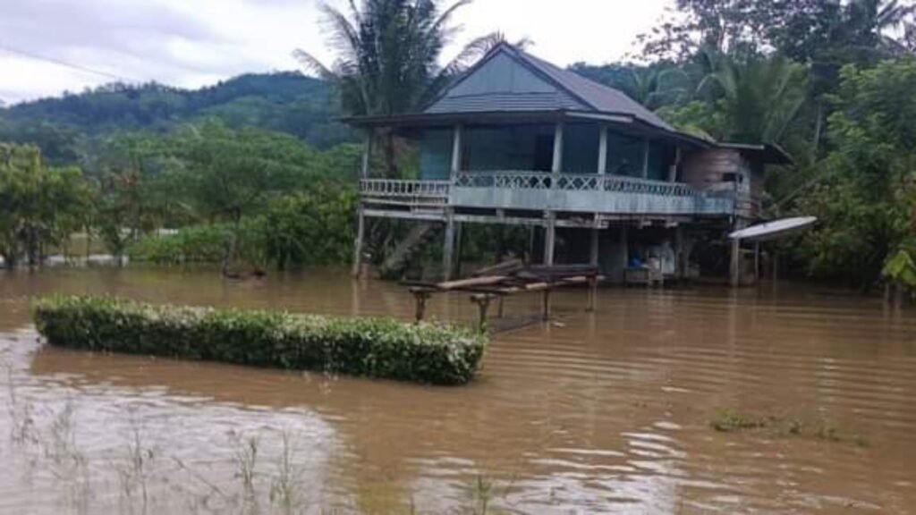 Jembatan di Kecamatan Aere, Kabupaten Kolaka Timur (Koltim), Sulawesi Tenggara (Sultra), patah dihantam air yang sungai meluap.