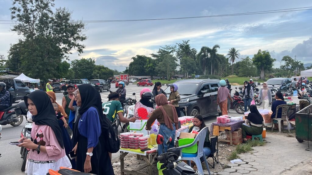 Kawasan Bundaran Gubernur Sultra ramai dikunjungi warga untuk berburu takjil atau jajanan berbuka puasa.