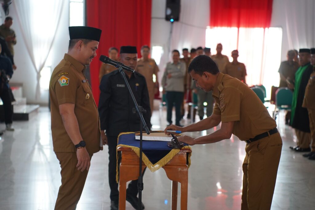 Bupati Abdul Azis melantik 215 pejabat di lingkup Pemda Kolaka Timur (Koltim).