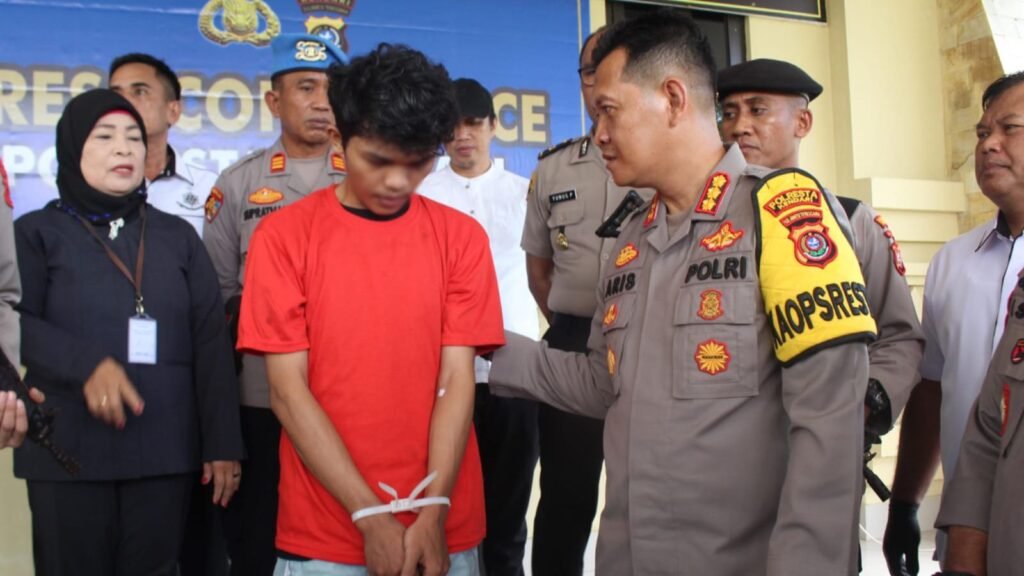 Kapolresta Kendari, Kombes Pol Aris Tri Yunarko, menginterogasi pengedar sabu-sabu saat konferensi pers pengungkapan peredaran narkoba.