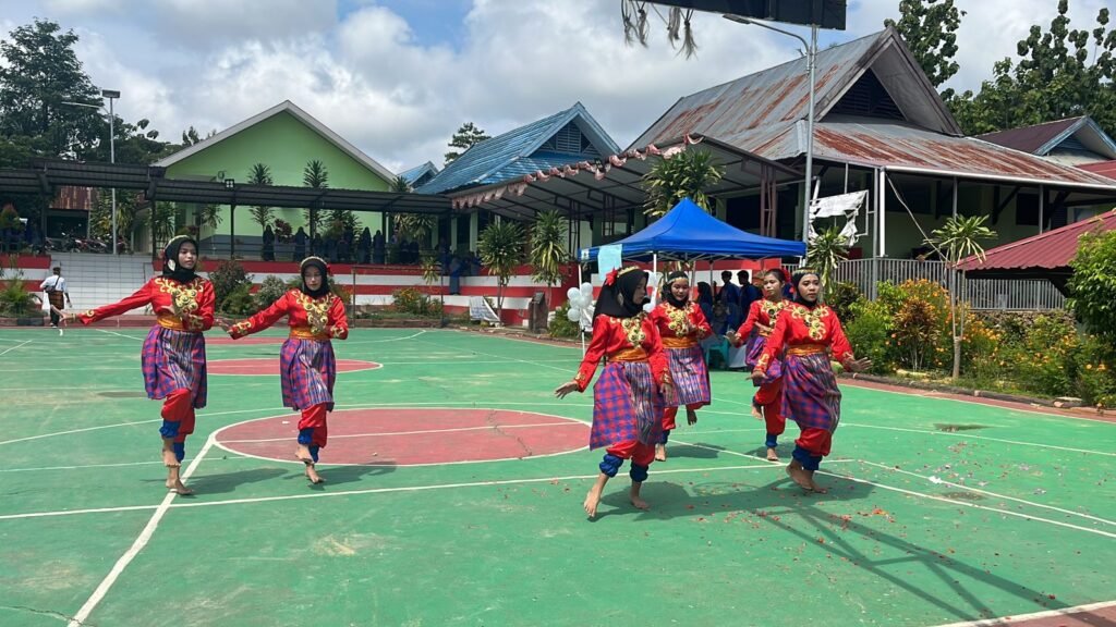 Lomba karya seni kearifan lokal di SMAN 7 Kendari.
