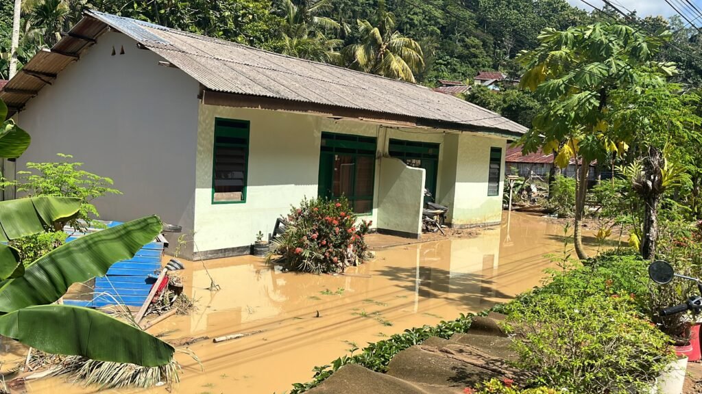 Situasi Kelurahan Kampung Salo, Kecamatan Kendari usai diterjang banjir. 