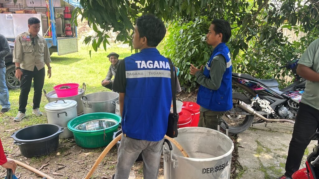 Petugas dapur umum Dinas Sosial (Dinsos) Sulawesi Tenggara (Sultra) menyiapkan menu bagi masyarakat di Kelurahan Kampung Salo, Kecamatan Kendari, Kota Kendari.