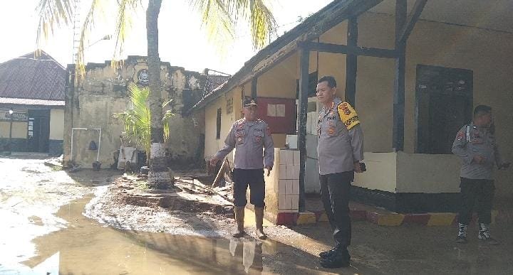 Kapolresta Kendari, Kombes Pol Aris Tri Yunarko, memantau Polsek Kemaraya yang terdampak banjir.