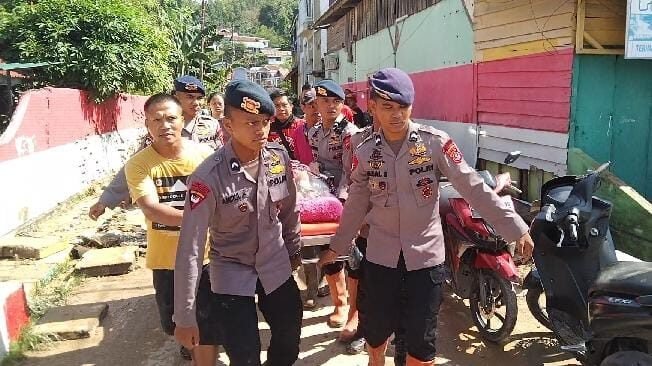 Kapolresta Kendari Pimpin Puluhan Personel Evakuasi Warga Terdampak Banjir Kapolresta Kendari Pimpin Puluhan Personel Evakuasi Warga Terdampak Banjir