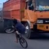 Viral Bocah Freestyle Sepeda Bahayakan Pengendara di Jalan Raya Muna, Kini Dibawa ke Kantor Polisi