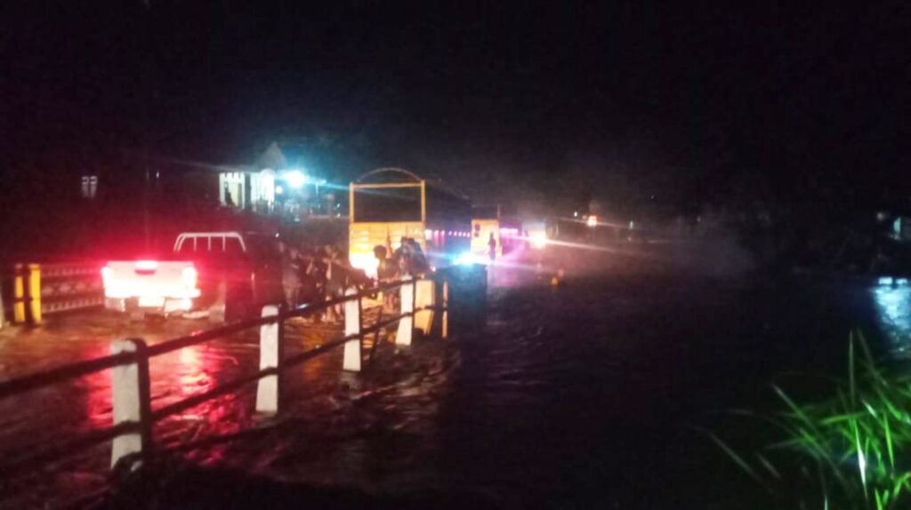 Ruas jalan di Sampara, Konawe terendam banjir.