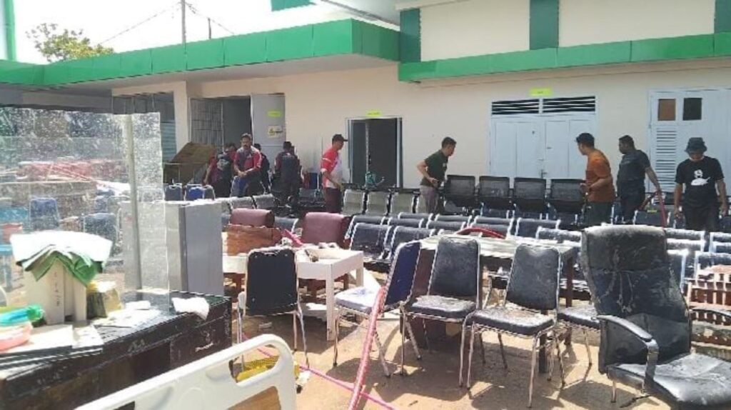 Kondisi warga yang membersihkan barang-barang usai diterjang banjir.