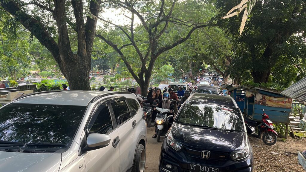 TPU Punggolaka ramai dikunjungi peziarah sehari sebelum puasa.