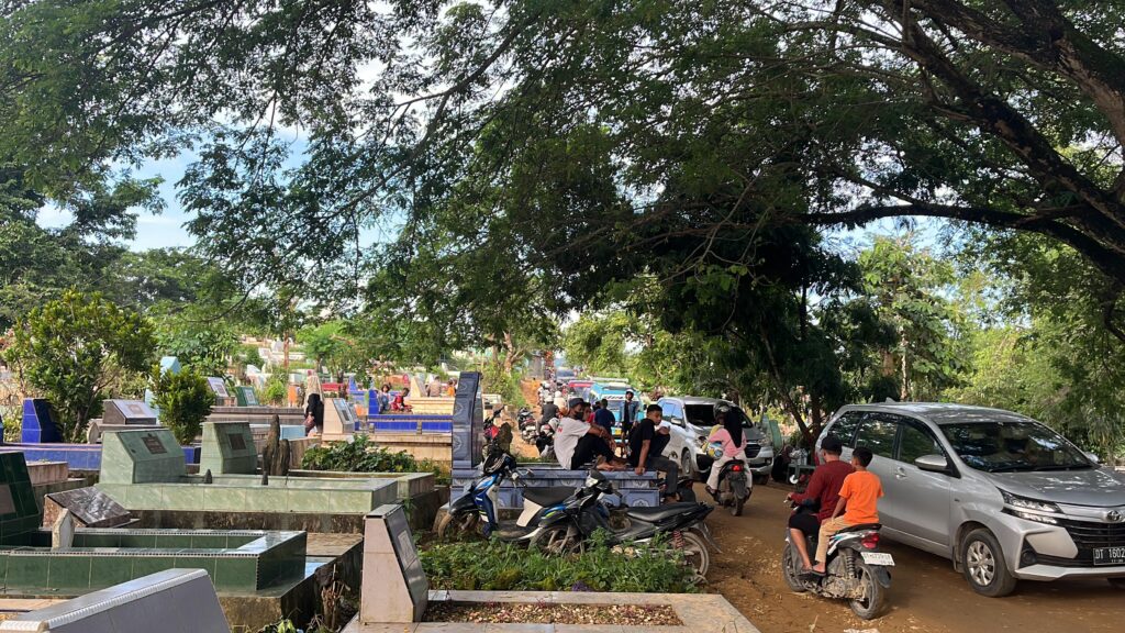 TPU Punggolaka ramai dikunjungi peziarah sehari sebelum puasa.