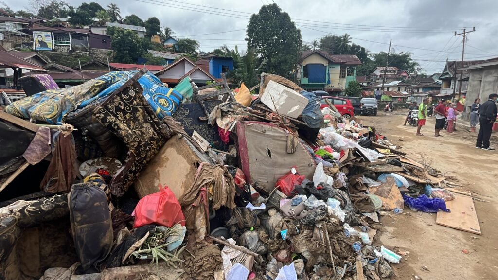 Tumpukan sampah pascabanjir di Jalan Lasolo, Kelurahan Sodohoa, Kecamatan Kendari Barat, Kota Kendari, Sulawesi Tenggara (Sultra).