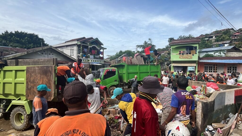 Pemkot Kendari bersama warga bersihkan sisa sampah pascabanjir di Jalan Lasolo, Kelurahan Sodohoa, Kecamatan Kendari Barat, Kota Kendari.