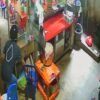 Pria Terekam CCTV Gasak Tas Pemilik Sari Laut di Kendari, Uang Rp500 Ribu Raib