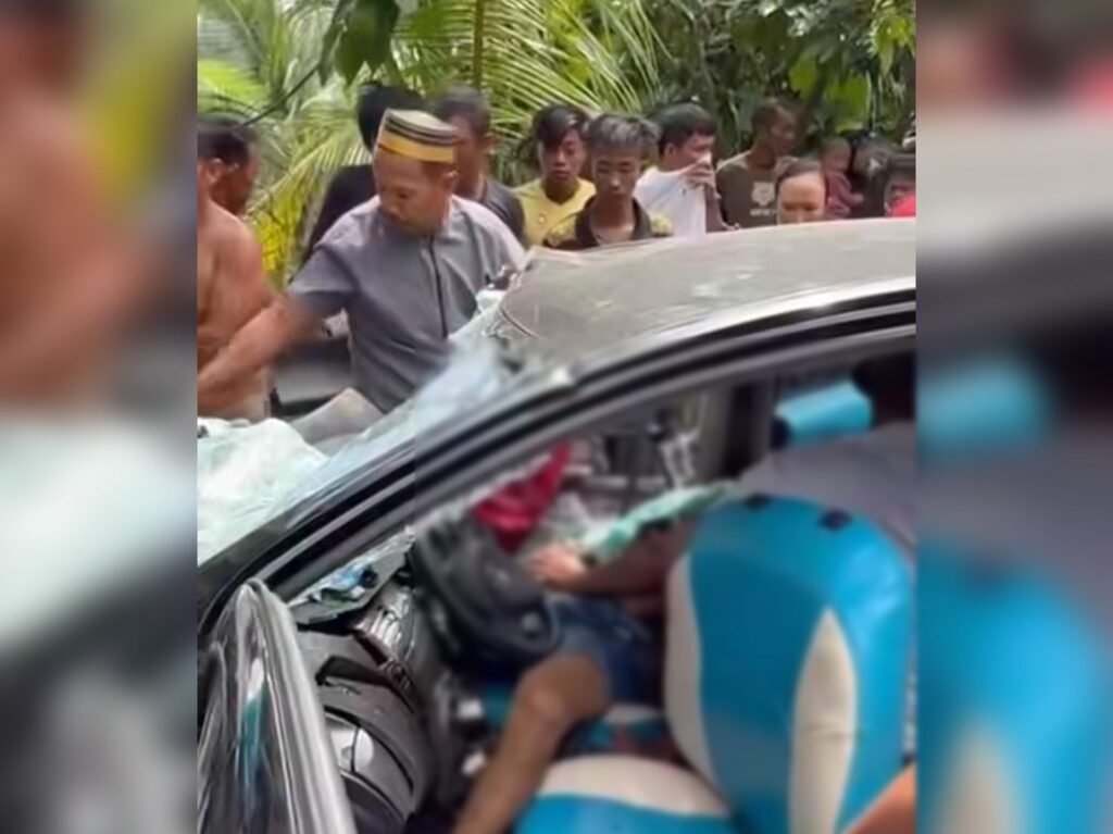 Suasana kendaraan yang terlibat tabrakan di Kolaka.