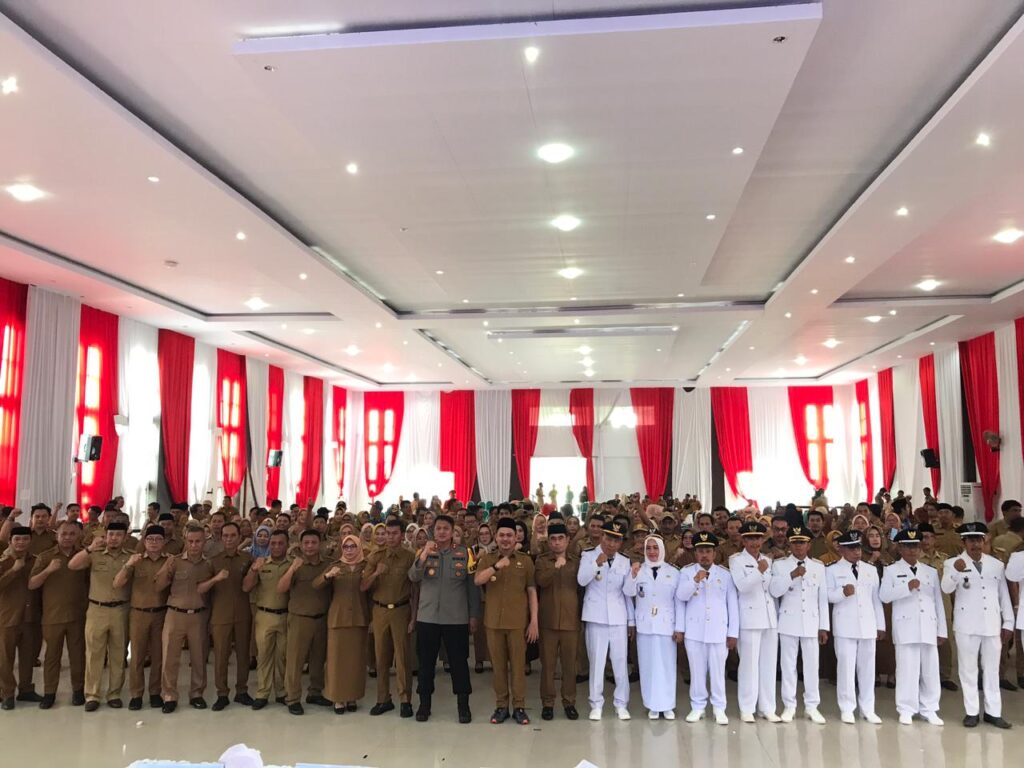 Bupati Abdul Azis melantik 215 pejabat di lingkup Pemda Kolaka Timur (Koltim).