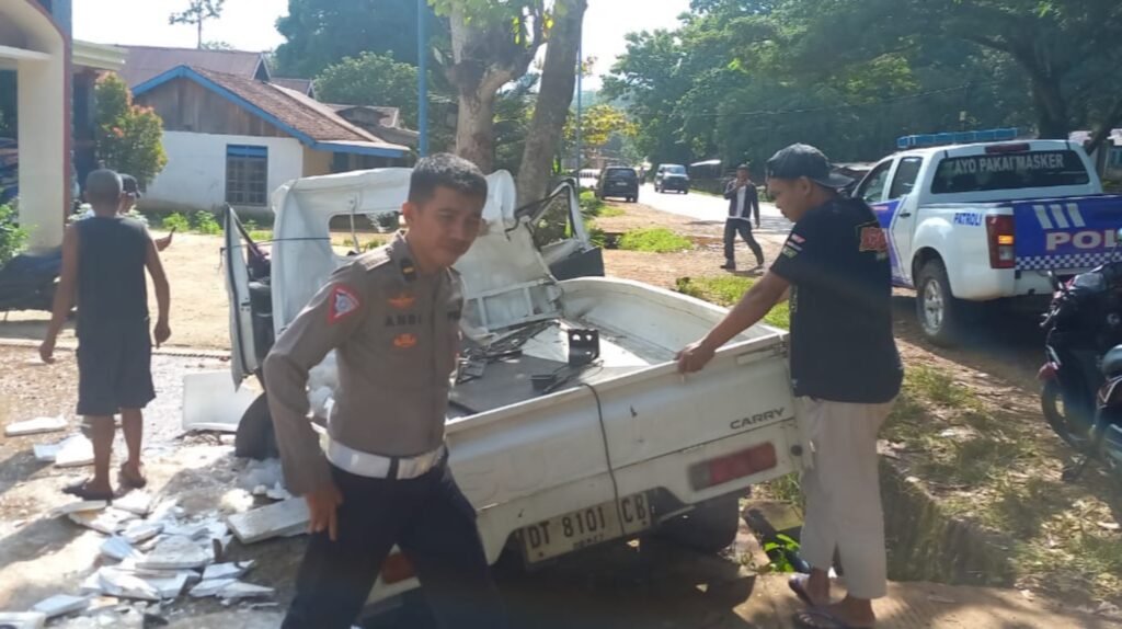 Mobil pick up Suzuki Carry bernopol DT 8101 CB mengalami kecelakaan tunggal di depan Pasar Pondidaha, Kabupaten Konawe, Sulawesi Tenggara (Sultra).
