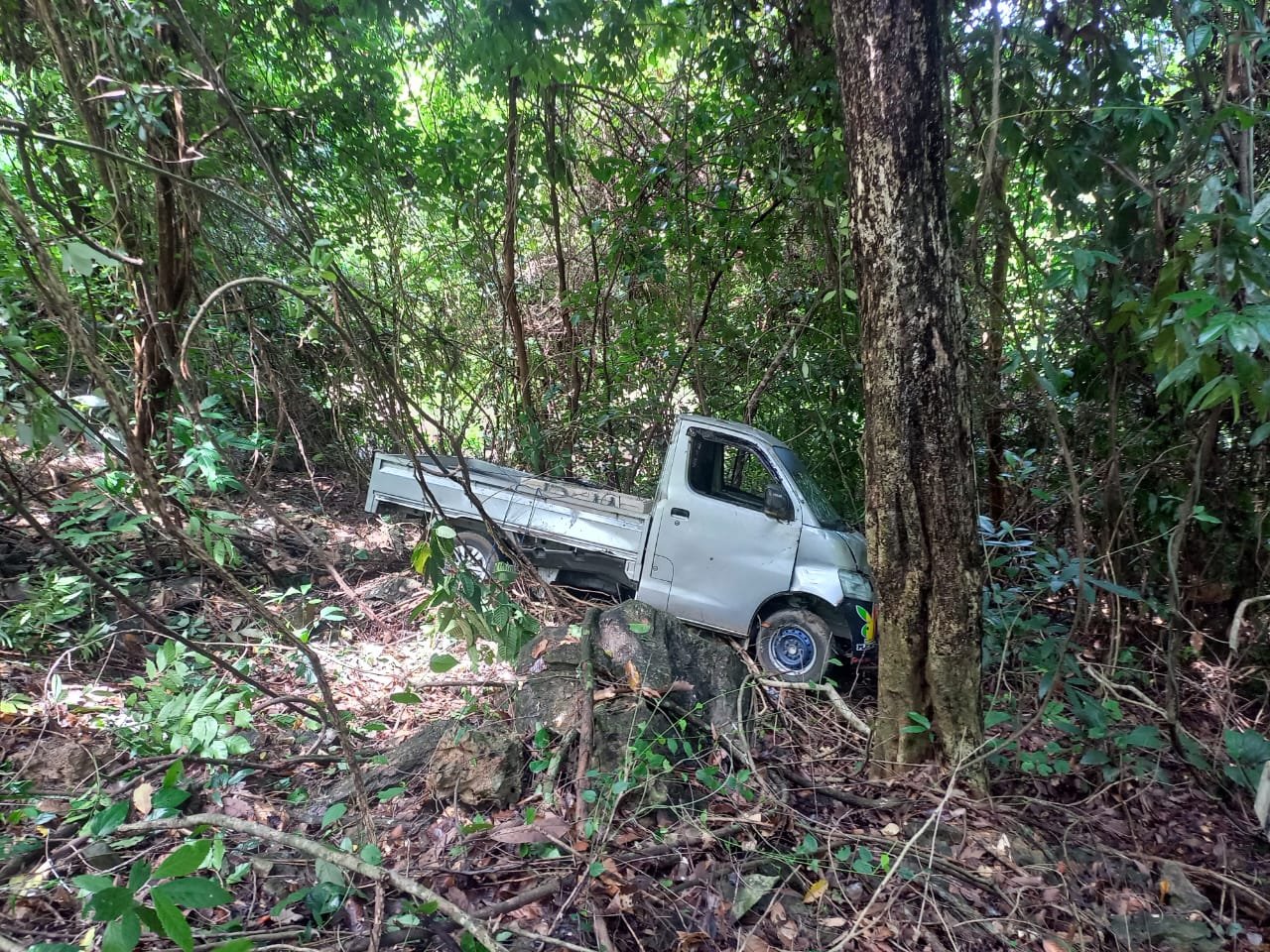 Kecelakaan Tunggal di Puncak Pendakian Tamborasi, Mobil Pikap Terperosok ke Jurang Kecelakaan Tunggal di Puncak Pendakian Tamborasi, Mobil Pikap Terperosok ke Jurang
