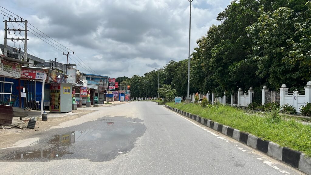 Jalan di depan Universitas Halu Oleo (UHO) lengang pada H+2 Idulfitri 1445 hijriah.