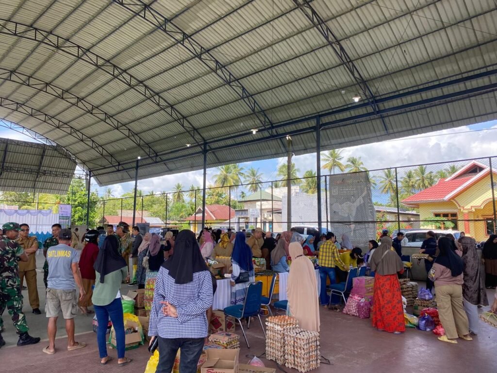 Suasana pasar murah Pemda Kolaka Timur (Koltim) di Lapangan Nur Latamoro, Kelurahan Rate Rate, Kecamatan Tirawuta, Kabupaten Koltim.