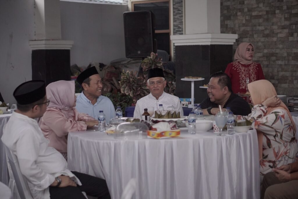 Kolega serta pelaku UMKM di Kota Kendari, Sulawesi Tenggara (Sultra), menghadiri kegiatan halalbihalal di kediaman Tri Febrianto Damu.