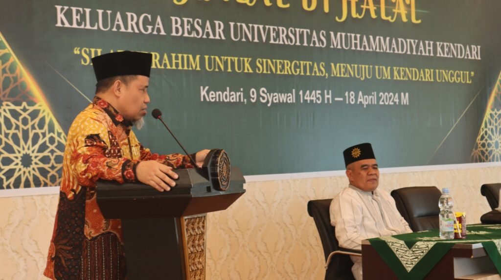 Wakil Ketua PW Muhammadiyah Sultra, Musadar Mappasomba saat memberikan ceramahnya pada momen halalbihalal