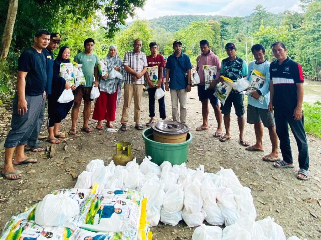 Pemda Kolaka Timur menyalurkan bantuan pangan ke warga di Kecamatan Ueesi.