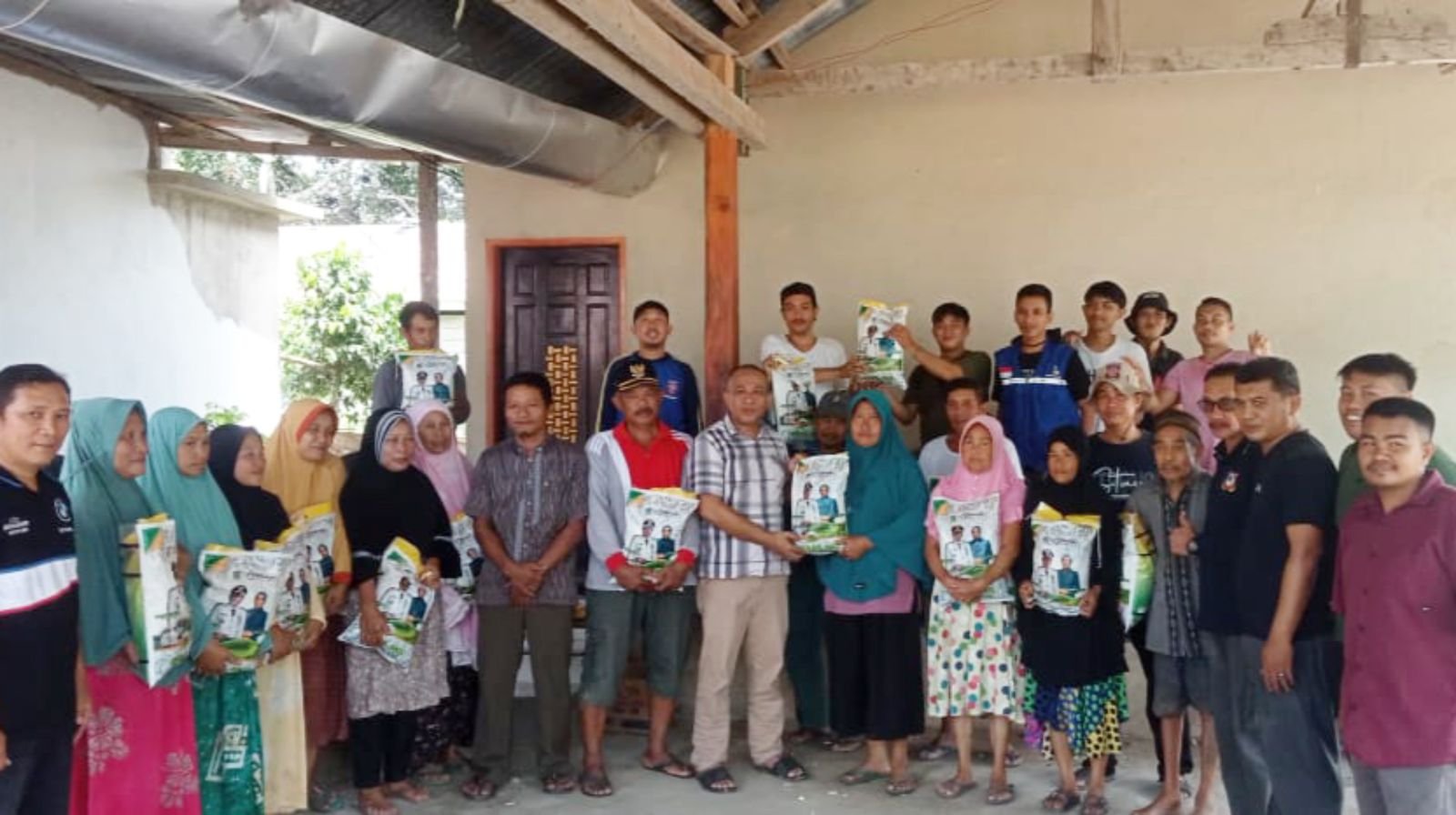 Tak Hanya Akses, Pemda Kolaka Timur Juga Bantu Kebutuhan Pokok Lima Desa di Ueesi Tak Hanya Akses, Pemda Kolaka Timur Juga Bantu Kebutuhan Pokok Lima Desa di Ueesi