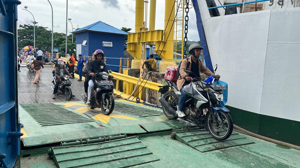 Pemudik yang hendak memasuki KPM Bahteramas di Pelabuhan Penyeberangan Ferry Kendari - Wawonii.